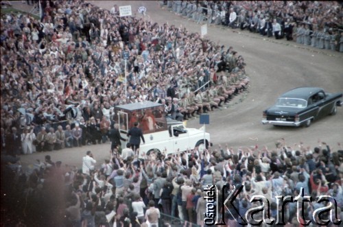 17.06.1983, Warszawa, Polska.
Druga pielgrzymka papieża Jana Pawła II do Polski w dniach 16-23 czerwca 1983 roku. Ojciec Święty wjeżdża na Stadion Dziesięciolecia, na którym celebrował mszę świętą.
Fot. Edward Grochowicz, zbiory Ośrodka KARTA