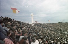 17.06.1983, Warszawa, Polska.
Druga pielgrzymka papieża Jana Pawła II do Polski w dniach 16-23 czerwca 1983 roku. Msza święta sprawowana przez Ojca Świętego na Stadionie Dziesięciolecia. W głębi ołtarz zbudowany na koronie stadionu.
Fot. Edward Grochowicz, zbiory Ośrodka KARTA