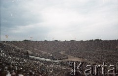 17.06.1983, Warszawa, Polska.
Druga pielgrzymka papieża Jana Pawła II do Polski w dniach 16-23 czerwca 1983 roku. Stadion Dziesięciolecia podczas mszy świętej sprawowanej przez Ojca Świętego.
Fot. Edward Grochowicz, zbiory Ośrodka KARTA
