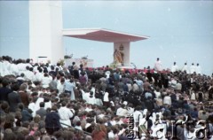 17.06.1983, Warszawa, Polska.
Druga pielgrzymka papieża Jana Pawła II do Polski w dniach 16-23 czerwca 1983 roku. Msza święta sprawowana przez Ojca Świętego na Stadionie Dziesięciolecia. Widoczny ołtarz i wierni zwróceni w jego kierunku.
Fot. Edward Grochowicz, zbiory Ośrodka KARTA