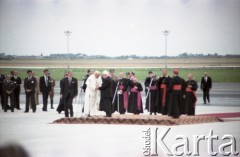16.06.1983, Warszawa, Polska.
Druga pielgrzymka papieża Jana Pawła II do Polski w dniach 16-23 czerwca 1983 roku. Ceremonia powitalna na lotnisku Okęcie, obok Ojca Świętego przewodniczący Rady Państwa Henryk Jabłoński, od lewej: sekretarz stanu Stolicy Apostolskiej arcybiskup Agostino Casaroli, prymas Polski kardynał Józef Glemp (bokiem) i arcybiskup metropolita krakowski kardynał Franciszek Macharski.
Fot. Edward Grochowicz, zbiory Ośrodka KARTA