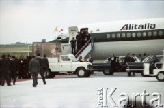 16.06.1983, Warszawa, Polska.
Druga pielgrzymka papieża Jana Pawła II do Polski w dniach 16-23 czerwca 1983 roku. Ojciec Święty opuszcza lotnisko po ceremonii powitalnej.
Fot. Edward Grochowicz, zbiory Ośrodka KARTA