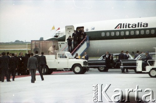 16.06.1983, Warszawa, Polska.
Druga pielgrzymka papieża Jana Pawła II do Polski w dniach 16-23 czerwca 1983 roku. Ojciec Święty opuszcza lotnisko po ceremonii powitalnej.
Fot. Edward Grochowicz, zbiory Ośrodka KARTA