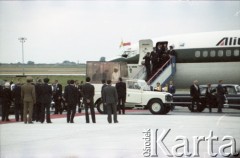 16.06.1983, Warszawa, Polska.
Druga pielgrzymka papieża Jana Pawła II do Polski w dniach 16-23 czerwca 1983 roku. Ojciec Święty opuszcza lotnisko po ceremonii powitalnej.
Fot. Edward Grochowicz, zbiory Ośrodka KARTA