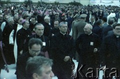 16.06.1983, Warszawa, Polska.
Druga pielgrzymka papieża Jana Pawła II do Polski w dniach 16-23 czerwca 1983 roku. Ceremonia powitalna na lotnisku Okęcie. Z przodu z lewej biskup pomocniczy warszawski Zbigniew Kraszewski.
Fot. Edward Grochowicz, zbiory Ośrodka KARTA