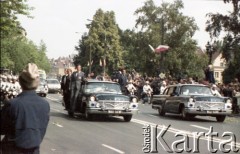 17-18.06.1983, Warszawa, Polska.
Druga pielgrzymka papieża Jana Pawła II do Polski w dniach 16-23 czerwca 1983 roku. Ojciec Święty przejeżdża Krakowskim Przedmieściem.
Fot. Edward Grochowicz, zbiory Ośrodka KARTA