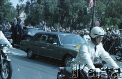 17-18.06.1983, Warszawa, Polska.
Druga pielgrzymka papieża Jana Pawła II do Polski w dniach 16-23 czerwca 1983 roku. Ojciec Święty przejeżdża Krakowskim Przedmieściem.
Fot. Edward Grochowicz, zbiory Ośrodka KARTA