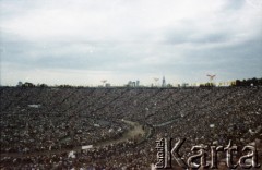 17.06.1983, Warszawa, Polska.
Druga pielgrzymka papieża Jana Pawła II do Polski w dniach 16-23 czerwca 1983 roku. Stadion Dziesięciolecia podczas mszy świętej sprawowanej przez Ojca Świętego.
Fot. Edward Grochowicz, zbiory Ośrodka KARTA