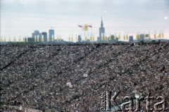 17.06.1983, Warszawa, Polska.
Druga pielgrzymka papieża Jana Pawła II do Polski w dniach 16-23 czerwca 1983 roku. Wierni na Stadionie Dziesięciolecia podczas mszy świętej sprawowanej przez Ojca Świętego.
Fot. Edward Grochowicz, zbiory Ośrodka KARTA