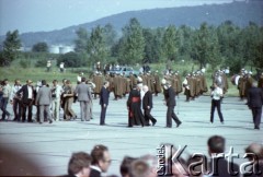 23.06.1983, Kraków, Polska.
Druga pielgrzymka papieża Jana Pawła II do Polski w dniach 16-23 czerwca 1983 roku. Ceremonia pożegnalna na lotnisku w Balicach.
Fot. Edward Grochowicz, zbiory Ośrodka KARTA