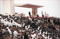 17.06.1983, Warszawa, Polska.
Druga pielgrzymka papieża Jana Pawła II do Polski w dniach 16-23 czerwca 1983 roku. Msza święta sprawowana przez Ojca Świętego na Stadionie Dziesięciolecia. Widok na ołtarz zbudowany na koronie stadionu.
Fot. Edward Grochowicz, zbiory Ośrodka KARTA