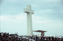 17.06.1983, Warszawa, Polska.
Druga pielgrzymka papieża Jana Pawła II do Polski w dniach 16-23 czerwca 1983 roku. Msza święta sprawowana przez Ojca Świętego na Stadionie Dziesięciolecia. Widok na ołtarz zbudowany na koronie stadionu.
Fot. Edward Grochowicz, zbiory Ośrodka KARTA