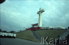 17.06.1983, Warszawa, Polska.
Druga pielgrzymka papieża Jana Pawła II do Polski w dniach 16-23 czerwca 1983 roku. Msza święta sprawowana przez Ojca Świętego na Stadionie Dziesięciolecia. Widok na ołtarz zbudowany na koronie stadionu, nad którym wznosi się krzyż z Chrystusem w koronie cierniowej.
Fot. Edward Grochowicz, zbiory Ośrodka KARTA