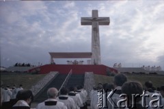 17.06.1983, Warszawa, Polska.
Druga pielgrzymka papieża Jana Pawła II do Polski w dniach 16-23 czerwca 1983 roku. Msza święta sprawowana przez Ojca Świętego na Stadionie Dziesięciolecia. Widok na ołtarz zbudowany na koronie stadionu, nad którym wznosi się krzyż z Chrystusem w koronie cierniowej.
Fot. Edward Grochowicz, zbiory Ośrodka KARTA