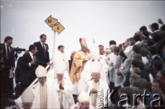 17.06.1983, Warszawa, Polska.
Druga pielgrzymka papieża Jana Pawła II do Polski w dniach 16-23 czerwca 1983 roku. Ojciec Święty na koronie Stadionu Dziesięciolecia, gdzie celebrował mszę świętą. 2. z lewej papieski fotograf Arturo Mari.
Fot. Edward Grochowicz, zbiory Ośrodka KARTA