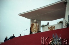 17.06.1983, Warszawa, Polska.
Druga pielgrzymka papieża Jana Pawła II do Polski w dniach 16-23 czerwca 1983 roku. Ojciec Święty pozdrawia wiernych podczas mszy świętej sprawowanej na Stadionie Dziesięciolecia.
Fot. Edward Grochowicz, zbiory Ośrodka KARTA