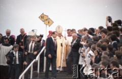 17.06.1983, Warszawa, Polska.
Druga pielgrzymka papieża Jana Pawła II do Polski w dniach 16-23 czerwca 1983 roku. Ojciec Święty na koronie Stadionu Dziesięciolecia, gdzie celebrował mszę świętą. Przed Janem Pawłem II z prawej szef ochrony papieskiej Camillo Cibin, z lewej m.in. arcybiskup metropolita krakowski kardynał Franciszek Macharski.
Fot. Edward Grochowicz, zbiory Ośrodka KARTA