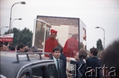 16-18.06.1983, Warszawa, Polska.
Druga pielgrzymka papieża Jana Pawła II do Polski w dniach 16-23 czerwca 1983 roku. Ojciec Święty w papamobile, obok prymas Polski kardynał Józef Glemp.
Fot. Edward Grochowicz, zbiory Ośrodka KARTA