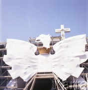 Przed 17.06.1983, Warszawa, Polska.
Przygotowanie dekoracji na Stadionie Dziesięciolecia z okazji wizyty papieża Jana Pawła II podczas drugiej pielgrzymki do Polski. W dniu 17 czerwca 1983 roku Ojciec Święty odprawił na stadionie mszę świętą. Na zdjęciu Orzeł Biały.
Fot. Edward Grochowicz, zbiory Ośrodka KARTA