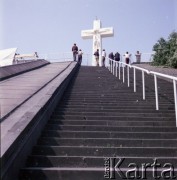 Przed 17.06.1983, Warszawa, Polska.
Przygotowania na Stadionie Dziesięciolecia do wizyty papieża Jana Pawła II podczas drugiej pielgrzymki do Polski. W dniu 17 czerwca 1983 roku Ojciec Święty odprawił w tym miejscu mszę świętą. Na zdjęciu widok na koronę stadionu i krzyż górujący nad ołtarzem.
Fot. Edward Grochowicz, zbiory Ośrodka KARTA