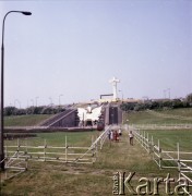 Przed 17.06.1983, Warszawa, Polska.
Przygotowania na Stadionie Dziesięciolecia do wizyty papieża Jana Pawła II podczas drugiej pielgrzymki do Polski. W dniu 17 czerwca 1983 roku Ojciec Święty odprawił w tym miejscu mszę świętą. Na koronie stadionu widoczny ołtarz i wnoszący się nad nim krzyż.
Fot. Edward Grochowicz, zbiory Ośrodka KARTA