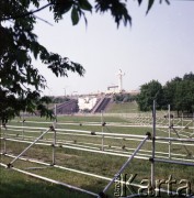Przed 17.06.1983, Warszawa, Polska.
Przygotowania na Stadionie Dziesięciolecia do wizyty papieża Jana Pawła II podczas drugiej pielgrzymki do Polski. W dniu 17 czerwca 1983 roku Ojciec Święty odprawił w tym miejscu mszę świętą. Na koronie stadionu widoczny ołtarz i wnoszący się nad nim krzyż.
Fot. Edward Grochowicz, zbiory Ośrodka KARTA
