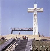 Przed 17.06.1983, Warszawa, Polska.
Budowa ołtarza na Stadionie Dziesięciolecia w związku drugą pielgrzymką papieża Jana Pawła II do Polski. W dniu 17 czerwca 1983 roku Ojciec Święty odprawił w tym miejscu mszę świętą.
Fot. Edward Grochowicz, zbiory Ośrodka KARTA