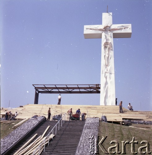 Przed 17.06.1983, Warszawa, Polska.
Budowa ołtarza na Stadionie Dziesięciolecia w związku drugą pielgrzymką papieża Jana Pawła II do Polski. W dniu 17 czerwca 1983 roku Ojciec Święty odprawił w tym miejscu mszę świętą.
Fot. Edward Grochowicz, zbiory Ośrodka KARTA