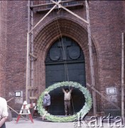 Przed 16.06.1983, Warszawa, Polska.
Druga pielgrzymka papieża Jana Pawła II do Polski w dniach 16-23 czerwca 1983 roku. Wieszanie dekoracji na Archikatedrze św. Jana Chrzciciela.
Fot. Edward Grochowicz, zbiory Ośrodka KARTA