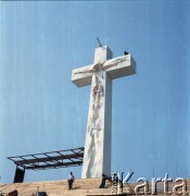Przed 17.06.1983, Warszawa, Polska.
Budowa ołtarza na Stadionie Dziesięciolecia w związku drugą pielgrzymką papieża Jana Pawła II do Polski. W dniu 17 czerwca 1983 roku Ojciec Święty odprawił w tym miejscu mszę świętą.
Fot. Edward Grochowicz, zbiory Ośrodka KARTA