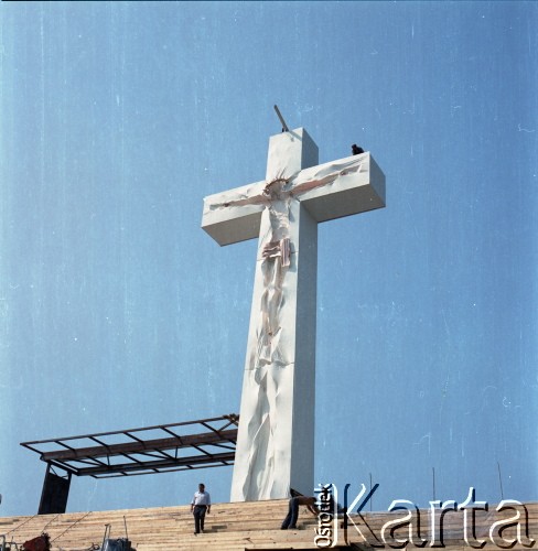 Przed 17.06.1983, Warszawa, Polska.
Budowa ołtarza na Stadionie Dziesięciolecia w związku drugą pielgrzymką papieża Jana Pawła II do Polski. W dniu 17 czerwca 1983 roku Ojciec Święty odprawił w tym miejscu mszę świętą.
Fot. Edward Grochowicz, zbiory Ośrodka KARTA