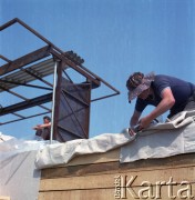 Przed 17.06.1983, Warszawa, Polska.
Budowa ołtarza na Stadionie Dziesięciolecia w związku drugą pielgrzymką papieża Jana Pawła II do Polski. W dniu 17 czerwca 1983 roku Ojciec Święty odprawił w tym miejscu mszę świętą.
Fot. Edward Grochowicz, zbiory Ośrodka KARTA
