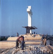 Przed 17.06.1983, Warszawa, Polska.
Budowa ołtarza na Stadionie Dziesięciolecia w związku drugą pielgrzymką papieża Jana Pawła II do Polski. W dniu 17 czerwca 1983 roku Ojciec Święty odprawił w tym miejscu mszę świętą.
Fot. Edward Grochowicz, zbiory Ośrodka KARTA