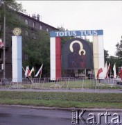 16-18.06.1983, Warszawa, Polska.
Druga pielgrzymka papieża Jana Pawła II do Polski w dniach 16-23 czerwca 1983 roku. Flagi i obraz Matki Bożej na ulicy z okazji wizyty Ojca Świętego.
Fot. Edward Grochowicz, zbiory Ośrodka KARTA