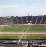 Przed 17.06.1983, Warszawa, Polska.
Przygotowania na Stadionie Dziesięciolecia do wizyty papieża Jana Pawła II podczas drugiej pielgrzymki do Polski. W dniu 17 czerwca 1983 roku Ojciec Święty odprawił w tym miejscu mszę świętą.
Fot. Edward Grochowicz, zbiory Ośrodka KARTA