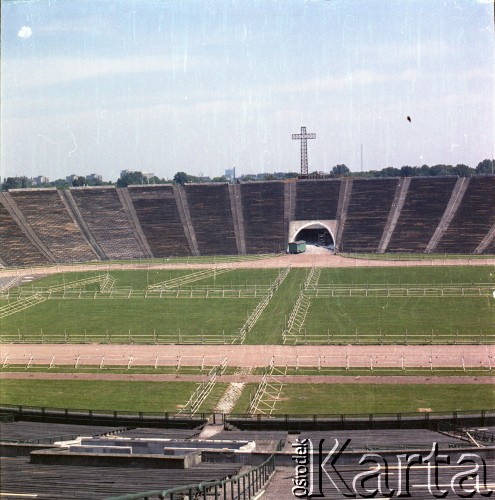 Przed 17.06.1983, Warszawa, Polska.
Przygotowania na Stadionie Dziesięciolecia do wizyty papieża Jana Pawła II podczas drugiej pielgrzymki do Polski. W dniu 17 czerwca 1983 roku Ojciec Święty odprawił w tym miejscu mszę świętą.
Fot. Edward Grochowicz, zbiory Ośrodka KARTA