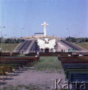 Przed 17.06.1983, Warszawa, Polska.
Przygotowania na Stadionie Dziesięciolecia do wizyty papieża Jana Pawła II podczas drugiej pielgrzymki do Polski. W dniu 17 czerwca 1983 roku Ojciec Święty odprawił w tym miejscu mszę świętą. Widoczny Orzeł Biały, nad nim ołtarz i krzyż.
Fot. Edward Grochowicz, zbiory Ośrodka KARTA