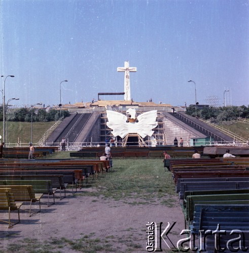 Przed 17.06.1983, Warszawa, Polska.
Przygotowania na Stadionie Dziesięciolecia do wizyty papieża Jana Pawła II podczas drugiej pielgrzymki do Polski. W dniu 17 czerwca 1983 roku Ojciec Święty odprawił w tym miejscu mszę świętą. Widoczny Orzeł Biały, nad nim ołtarz i krzyż.
Fot. Edward Grochowicz, zbiory Ośrodka KARTA