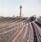 Przed 17.06.1983, Warszawa, Polska.
Przygotowania na Stadionie Dziesięciolecia do wizyty papieża Jana Pawła II podczas drugiej pielgrzymki do Polski. W dniu 17 czerwca 1983 roku Ojciec Święty odprawił w tym miejscu mszę świętą. W głębi widoczna budowa ołtarza i krzyża.
Fot. Edward Grochowicz, zbiory Ośrodka KARTA
