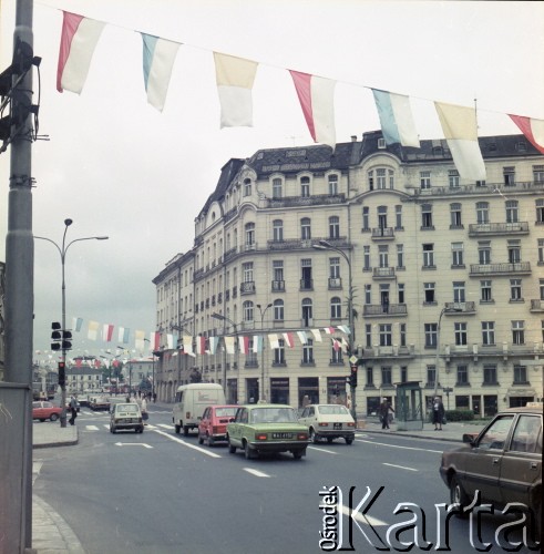 16-18.06.1983, Warszawa, Polska.
Druga pielgrzymka papieża Jana Pawła II do Polski w dniach 16-23 czerwca 1983 roku. Dekoracje na placu Trzech Krzyży i Nowym Świecie w związku z przyjazdem Ojca Świętego.
Fot. Edward Grochowicz, zbiory Ośrodka KARTA