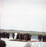 16.06.1983, Warszawa, Polska.
Druga pielgrzymka papieża Jana Pawła II do Polski w dniach 16-23 czerwca 1983 roku. Ceremonia powitalna na lotnisku Okęcie. Przemawia przewodniczący Rady Państwa Henryk Jabłoński, z prawej prymas Polski kardynał Józef Glemp. Z tyłu m.in. sekretarz stanu Stolicy Apostolskiej arcybiskup Agostino Casaroli i arcybiskup metropolita krakowski kardynał Franciszek Macharski.
Fot. Edward Grochowicz, zbiory Ośrodka KARTA