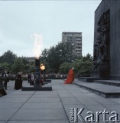 18.06.1983, Warszawa, Polska.
Druga pielgrzymka papieża Jana Pawła II do Polski w dniach 16-23 czerwca 1983 roku. Ojciec Święty oddaje hołd ofiarom Holokaustu przed Pomnikiem Bohaterów Getta.
Fot. Edward Grochowicz, zbiory Ośrodka KARTA