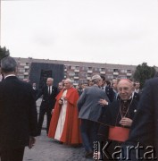 18.06.1983, Warszawa, Polska.
Druga pielgrzymka papieża Jana Pawła II do Polski w dniach 16-23 czerwca 1983 roku. Ojciec Święty przed Pomnikiem Bohaterów Getta, gdzie złożył hołd ofiarom Holokaustu. 1. z prawej sekretarz stanu Stolicy Apostolskiej arcybiskup Agostino Casaroli, obok Jana Pawła II ksiądz Stanisław Dziwisz i szef ochrony papieskiej Camillo Cibin.
Fot. Edward Grochowicz, zbiory Ośrodka KARTA