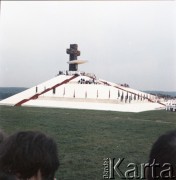 20.06.1983, Katowice, Polska.
Druga pielgrzymka papieża Jana Pawła II do Polski w dniach 16-23 czerwca 1983 roku. Ołtarz na lotnisku w Muchowcu, gdzie Ojciec Święty odprawił mszę świętą.
Fot. Edward Grochowicz, zbiory Ośrodka KARTA