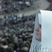 17.06.1983, Warszawa, Polska.
Druga pielgrzymka papieża Jana Pawła II do Polski w dniach 16-23 czerwca 1983 roku. Siostra zakonna podczas mszy świętej sprawowanej przez Ojca Świętego na Stadionie Dziesięciolecia.
Fot. Edward Grochowicz, zbiory Ośrodka KARTA