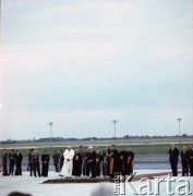 16.06.1983, Warszawa, Polska.
Druga pielgrzymka papieża Jana Pawła II do Polski w dniach 16-23 czerwca 1983 roku. Ceremonia powitalna na lotnisku Okęcie. Przemawia prymas Polski kardynał Józef Glemp, obok przewodniczący Rady Państwa Henryk Jabłoński i Ojciec Święty.
Fot. Edward Grochowicz, zbiory Ośrodka KARTA