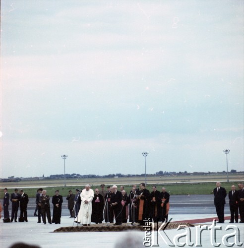 16.06.1983, Warszawa, Polska.
Druga pielgrzymka papieża Jana Pawła II do Polski w dniach 16-23 czerwca 1983 roku. Ceremonia powitalna na lotnisku Okęcie. Przemawia prymas Polski kardynał Józef Glemp, obok przewodniczący Rady Państwa Henryk Jabłoński i Ojciec Święty.
Fot. Edward Grochowicz, zbiory Ośrodka KARTA
