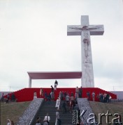 Przed 17.06.1983, Warszawa, Polska.
Przygotowania na Stadionie Dziesięciolecia do wizyty papieża Jana Pawła II podczas drugiej pielgrzymki do Polski. W dniu 17 czerwca 1983 roku Ojciec Święty odprawił w tym miejscu mszę świętą. Widoczny ołtarz i górujący nad nim krzyż z Chrystusem w koronie cierniowej.
Fot. Edward Grochowicz, zbiory Ośrodka KARTA