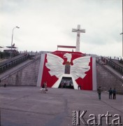 Przed 17.06.1983, Warszawa, Polska.
Przygotowania na Stadionie Dziesięciolecia do wizyty papieża Jana Pawła II podczas drugiej pielgrzymki do Polski. W dniu 17 czerwca 1983 roku Ojciec Święty odprawił w tym miejscu mszę świętą. Nad wejściem na stadion Orzeł Biały z obrazem Matki Boskiej Częstochowskiej, powyżej na koronie stadionu ołtarz i krzyż.
Fot. Edward Grochowicz, zbiory Ośrodka KARTA