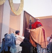 19.06.1983, Częstochowa, Polska.
Druga pielgrzymka papieża Jana Pawła II do Polski w dniach 16-23 czerwca 1983 roku. Msza święta z udziałem Ojca Świętego na Jasnej Górze, podczas której Jan Paweł II dokonał koronacji czterech wizerunków Matki Bożej: z Zielenic, Brdowa, Lubaczowa i Stoczka Warmińskiego. Na zdjęciu koronacja obrazu Matki Bożej ze Stoczka Warmińskiego.
Fot. Edward Grochowicz, zbiory Ośrodka KARTA